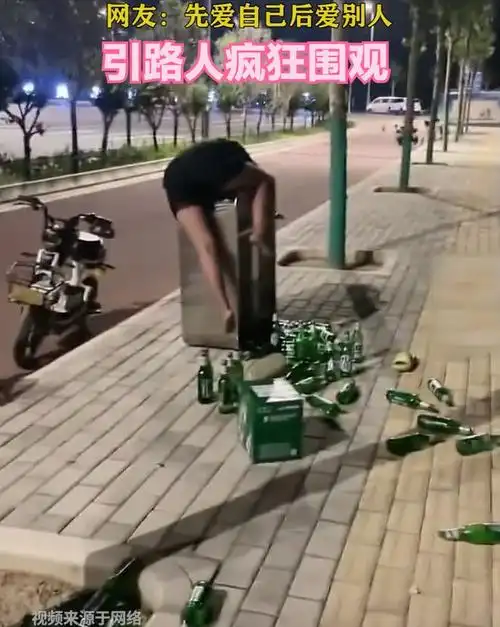 女子失恋和朋友喝酒散心三人醉倒街头丑态百出引路人围观