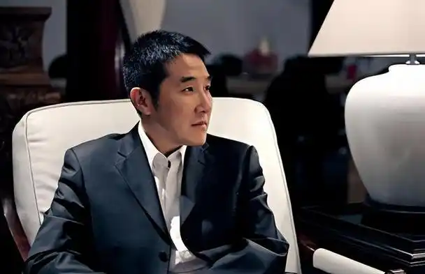 此后,海岩的剧更是拍一部火一部,《永不瞑目》直接把新人陆毅捧成了