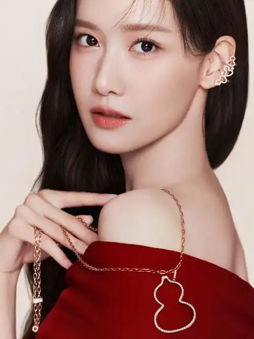 240828 qeelin更新全球品牌代言人林允儿相关高清无水印一则