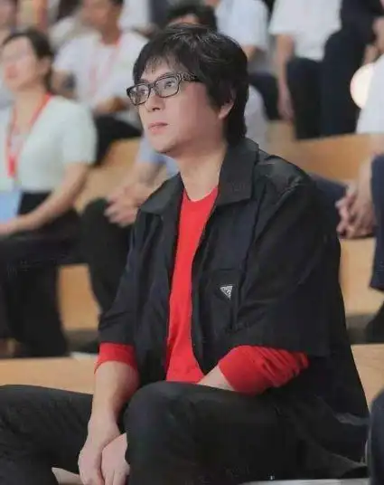 简单随性,黑色中还带着些红色的张扬,不得不说高晓松瘦下来后,穿搭