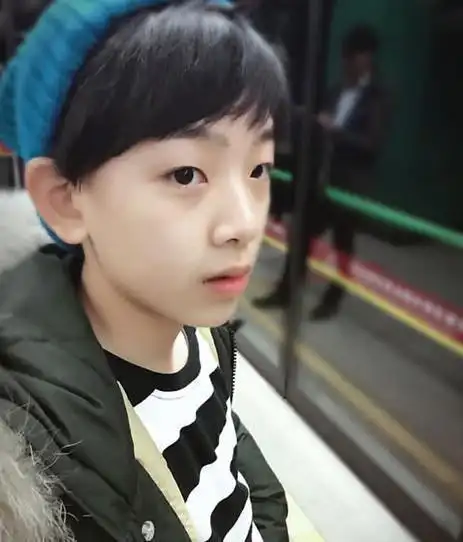 他8岁出道14岁演过60多部影视剧身高175厘米颜值直追吴磊