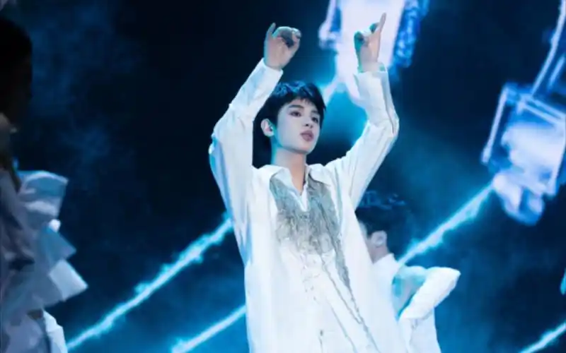 黄明昊新歌舞台《marionette》