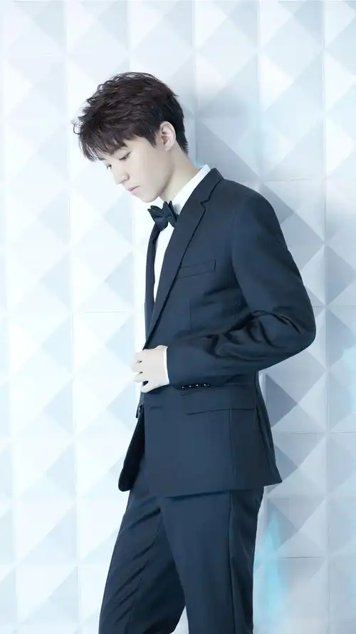 王俊凯深色西服帅气写真手机壁纸
