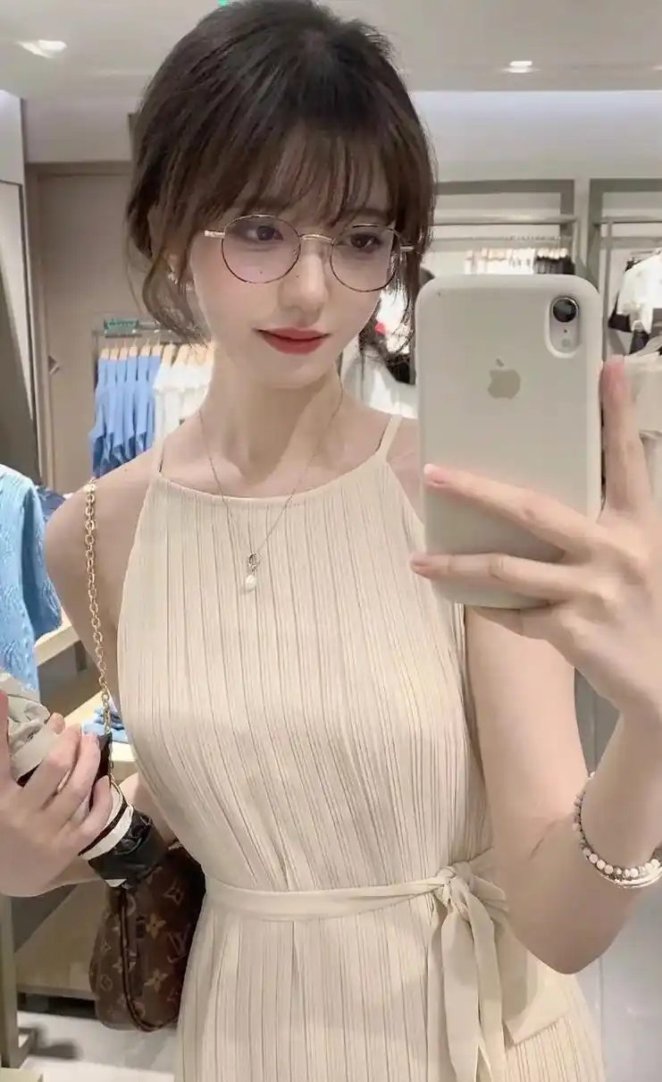 牛仔裤好白.#美女 #壁纸 #纯欲天花板 - 抖音