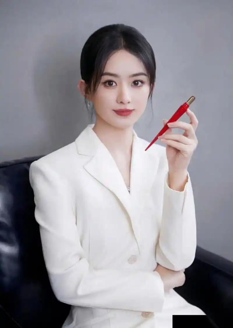 赵丽颖一身白色西装装扮,妆容精致,大方得体,温柔干练.
