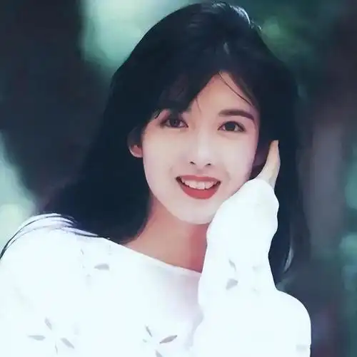 周慧敏,被誉为"玉女掌门人",无疑是上世纪90年代最美的女星.