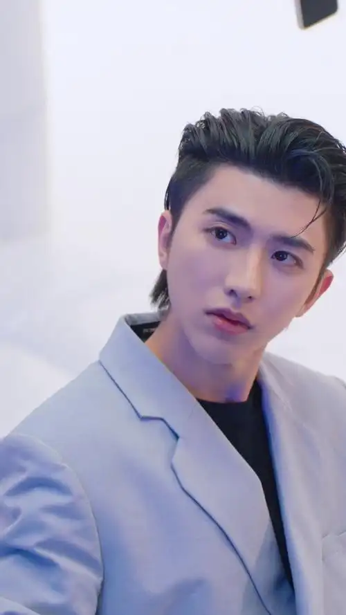 蔡徐坤戴耳机背头造型##蔡徐坤的多面视界##蔡徐坤视频彩铃首席萄验