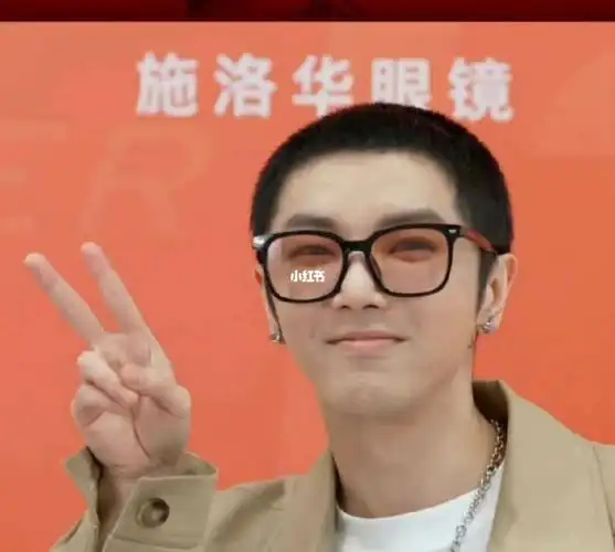 歌手华晨宇剪了短发以后太帅了,造型干净利落,比起之前的黄长发高级了