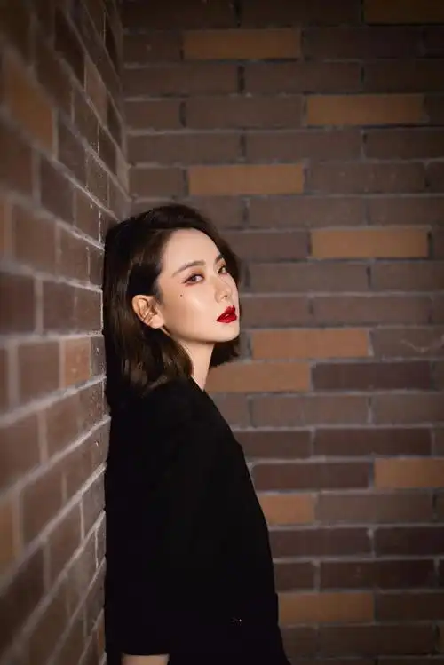 戚薇的造型越来越有范西装裙配烈焰红唇霸气十足尽显成熟魅力