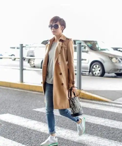 孙俪新戏开拍穿风衣外套帅气有范超短发造型可一点不显老气