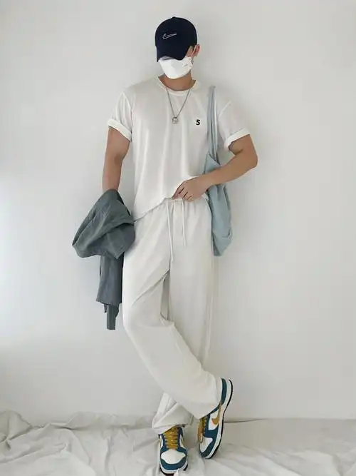 所以就穿了白t恤 白裤子,但是又觉得全身都是白色稍微有点太亮晃晃的