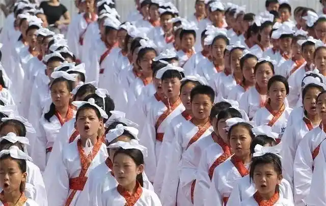 "汉服校服"走红,中学为传承文化把汉服当校服,遭家长反对