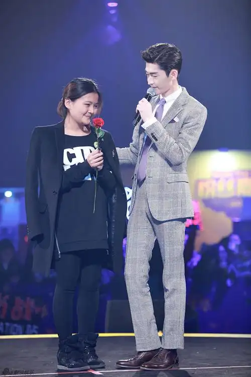 大衣;pk  说两句 相关阅读 郑爽旺遍搭档男星:张翰杨洋马天宇井柏然谁