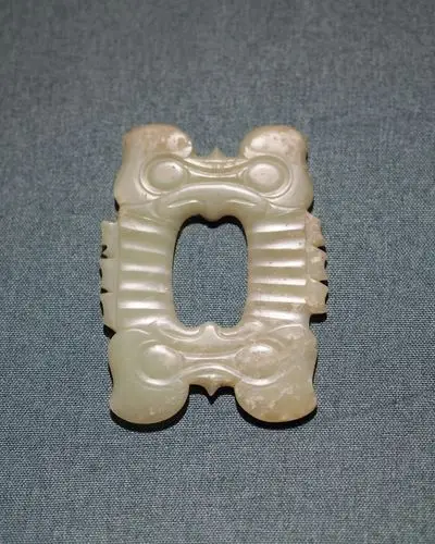 新石器时代红山文化玉双鸮首饰辽宁省文物考古研究所藏