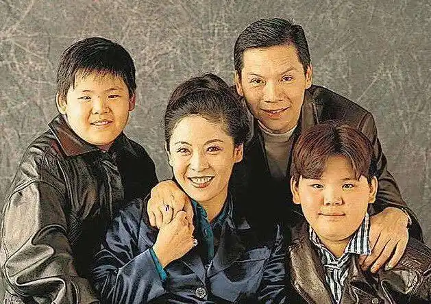 向华强两个儿子向佐向佑,不同的人生只因健身