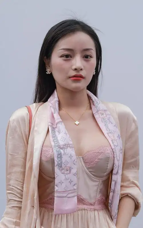 巨胸女人美女漂亮大妈丰润犹存图片