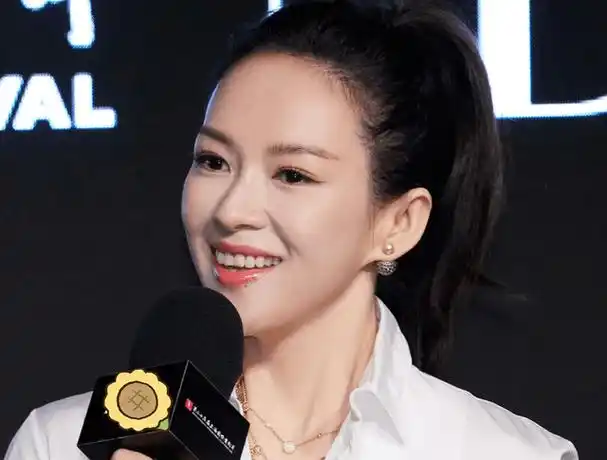 章子怡陈可辛官宣新作,佩戴近万元腰带现身,工作室修图太狠_活动_年龄