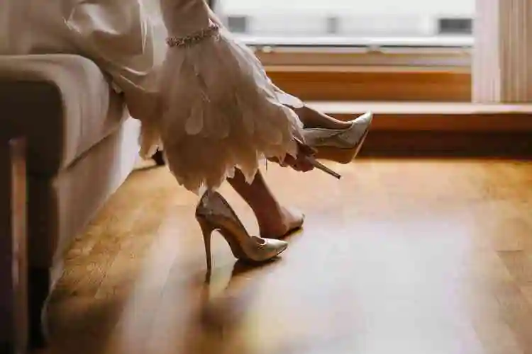 凉鞋, 魅力, 高跟鞋, 穿衣服, 白色, 羽毛, 腿, 赤脚, 女人, 室内