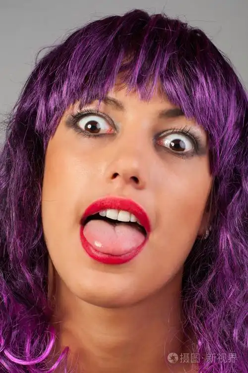 美丽的时尚女孩做鬼脸的肖像