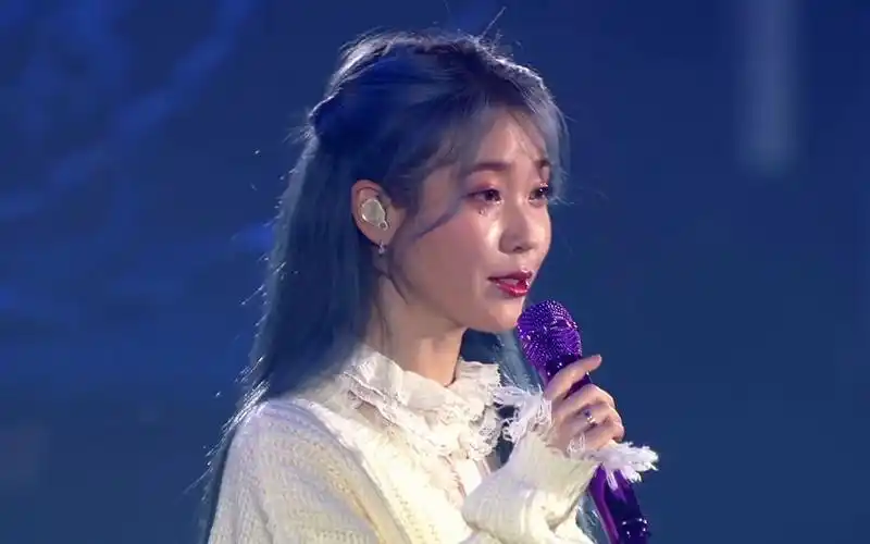 iu李知恩 2019年love poem 首尔演唱会-02