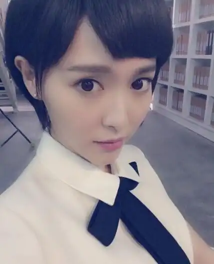 图唐嫣晒清纯自拍照网友称美得不可方物