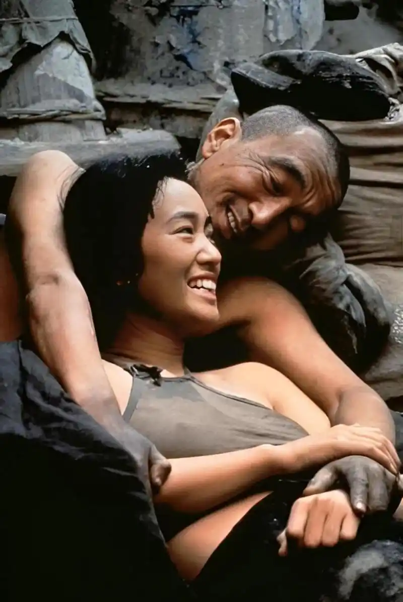 1991年,巩俐和李保田在电影《菊豆》中的剧照!