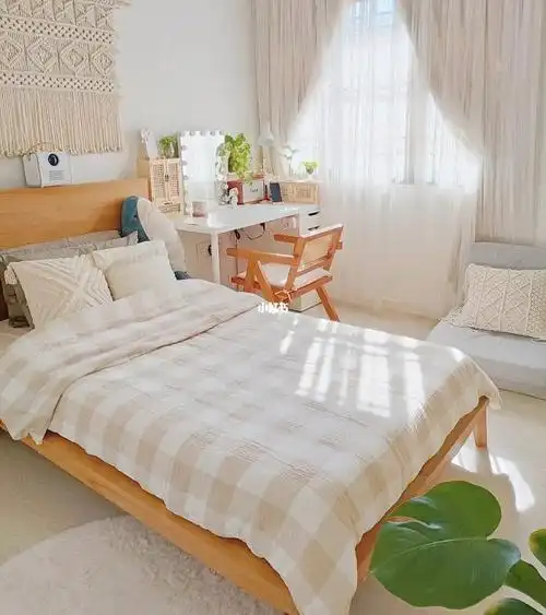 早晨阳光洒进来的卧室