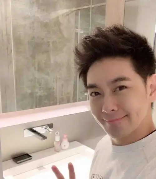 45岁林志颖近照曝光,一生没胖过,坦言:生活中2个习惯很重要_奇闻异事