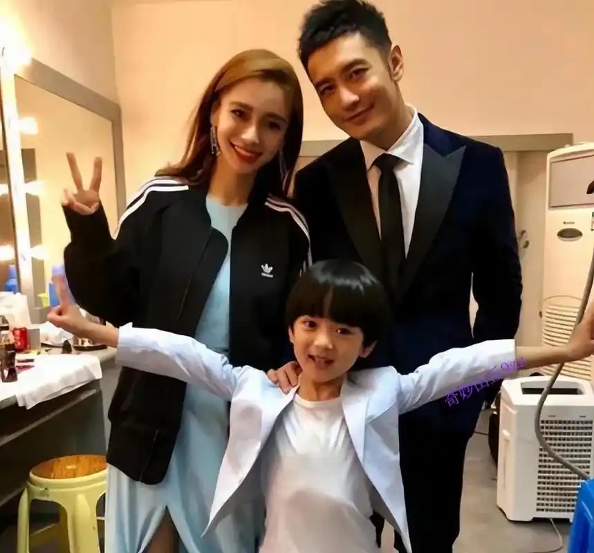 这是黄晓明与杨颖和儿子小海绵的合影.