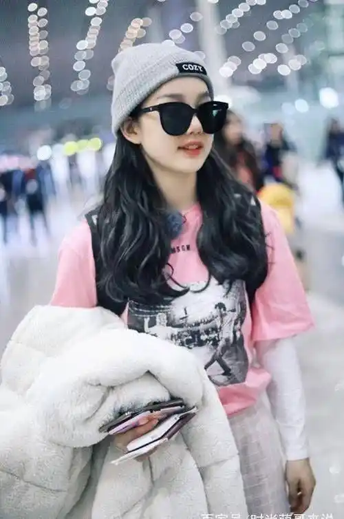 火箭少女的冬装看不厌,吴宣仪穿运动套装配亮片外套,傅菁很酷!