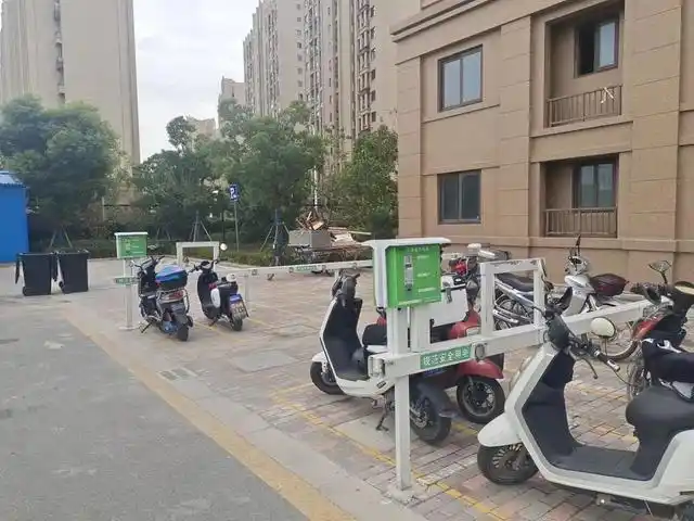 近年来,宝山区持续推进"住宅小区电动自行车充电设施"建设,越来越多的
