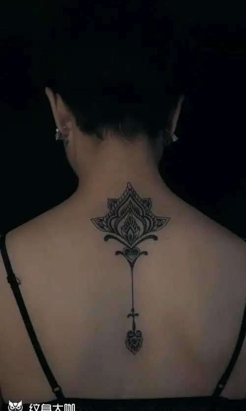 梵花纹身脊柱纹身图腾纹身