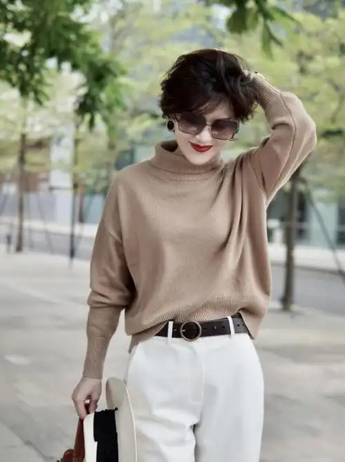 这时候的你可以尝试更多风格的穿搭,但是不可以刻意装嫩,也不可以认为