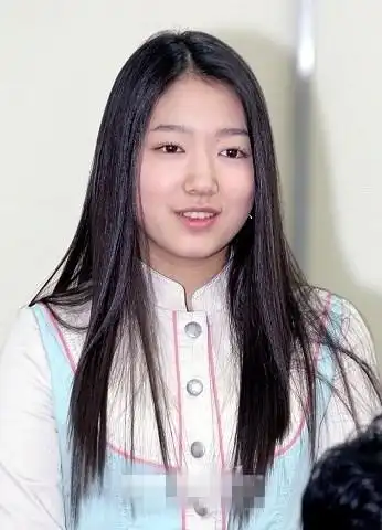 时尚 正文朴信惠是童星出道,小时候的她还是很漂亮的,长大后就变得