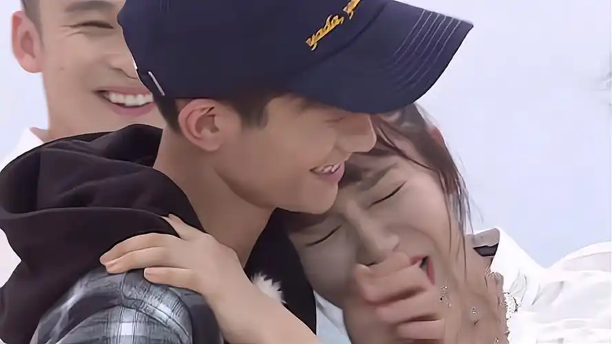 张一山拖着病体见杨紫,杨紫抱住哭喊:瘦的我心疼!他的反应太甜