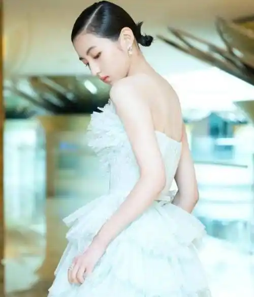 李兰迪瘦了真惊艳,黑色短上衣配运动裤,邻家酷女孩风真时尚_张子枫