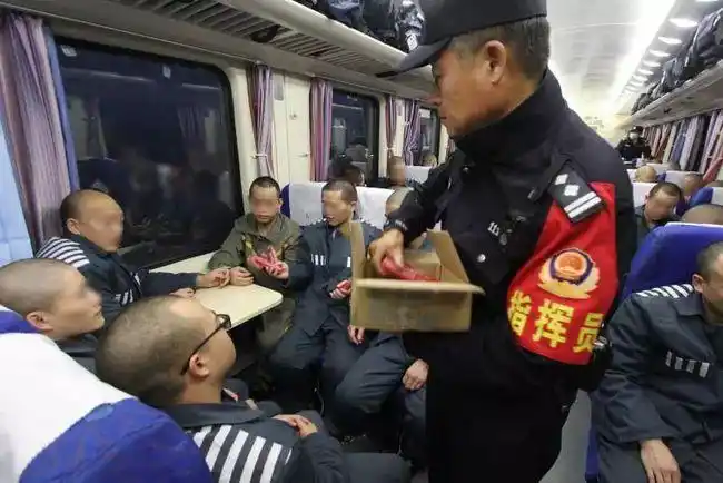 一次27个小时的千里押解 揭秘"移动监狱"