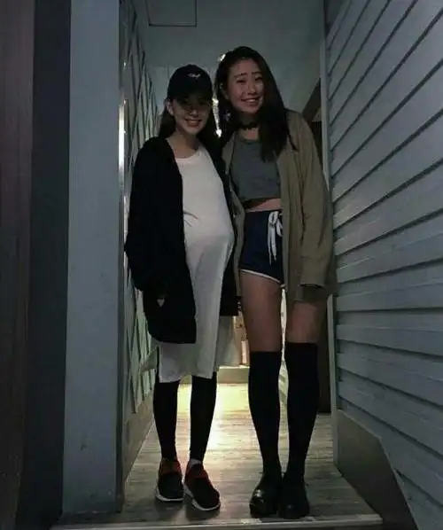 昆凌孕肚照今天(5月28日),周杰伦粉丝团官方微博曝光一张昆凌与粉丝的