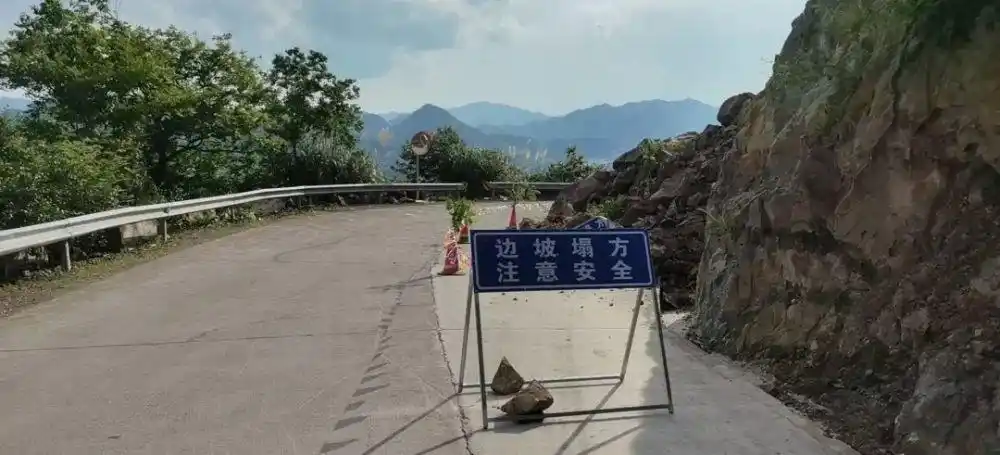 7月3日下午3点30分, 金安线k5 030路段(稠门岭路段)发生塌方,影响过往