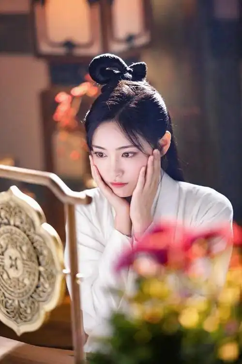 李溪芮难得留长发扎起头发更有味道了筷子腿赚足了眼球