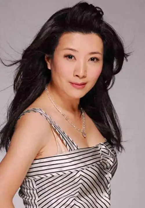 然而,60岁的她的感情生活却成了一个谜.那么,背