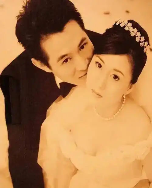 与李连杰结婚后不久,利智就生下了大女儿.