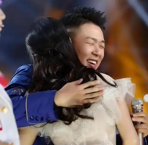 沈梦辰和老公排队买手机,杜海涛又高又壮实,小两口牵手恩爱十足