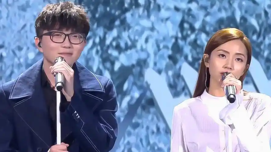 毛不易刘惜君合唱芬芳一生对视时脸红害羞笑翻台下导师