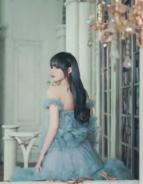 《哎呀好身材》公布最新剧照,程潇身穿渐变晴穹蓝抹胸蛋糕婚纱裙