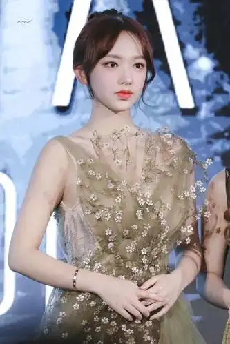 有种"胆大"叫奶潇,明明一丝不露,现场宅男却低头