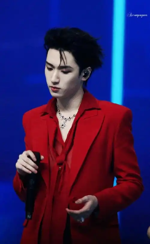 严浩翔超话红衣的神#严浩翔叁重楼暨出道四周年演唱会##严浩翔 舞台