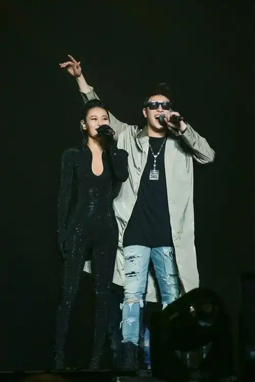 潘玮柏世界巡演上海站万人开唱 与袁娅维合体首唱新单《moonlight》