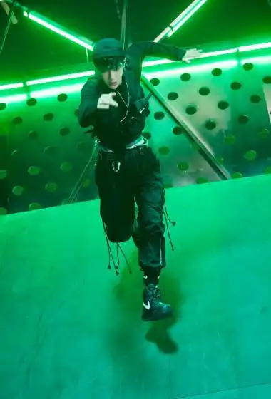 简介:王一博蓝绿脏辫帅气图片写真,分享一组王一博图片给大家,图中的