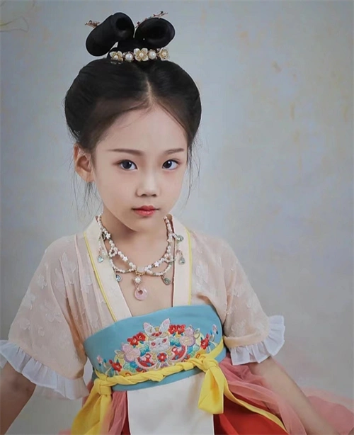 "导读:小女孩古风发型推荐,和汉服的搭配不要太好看,无论是中秋还是